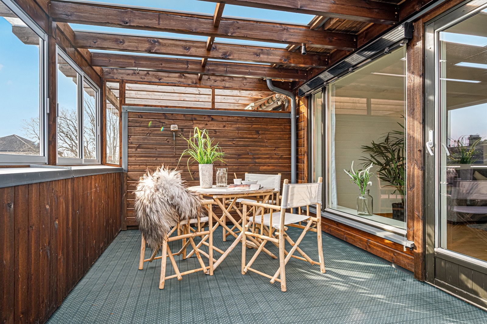 Fra stua er det utgang til terrasse som er delvis takoverbygget og med glassfelt som kan skyves til siden Galleribilde