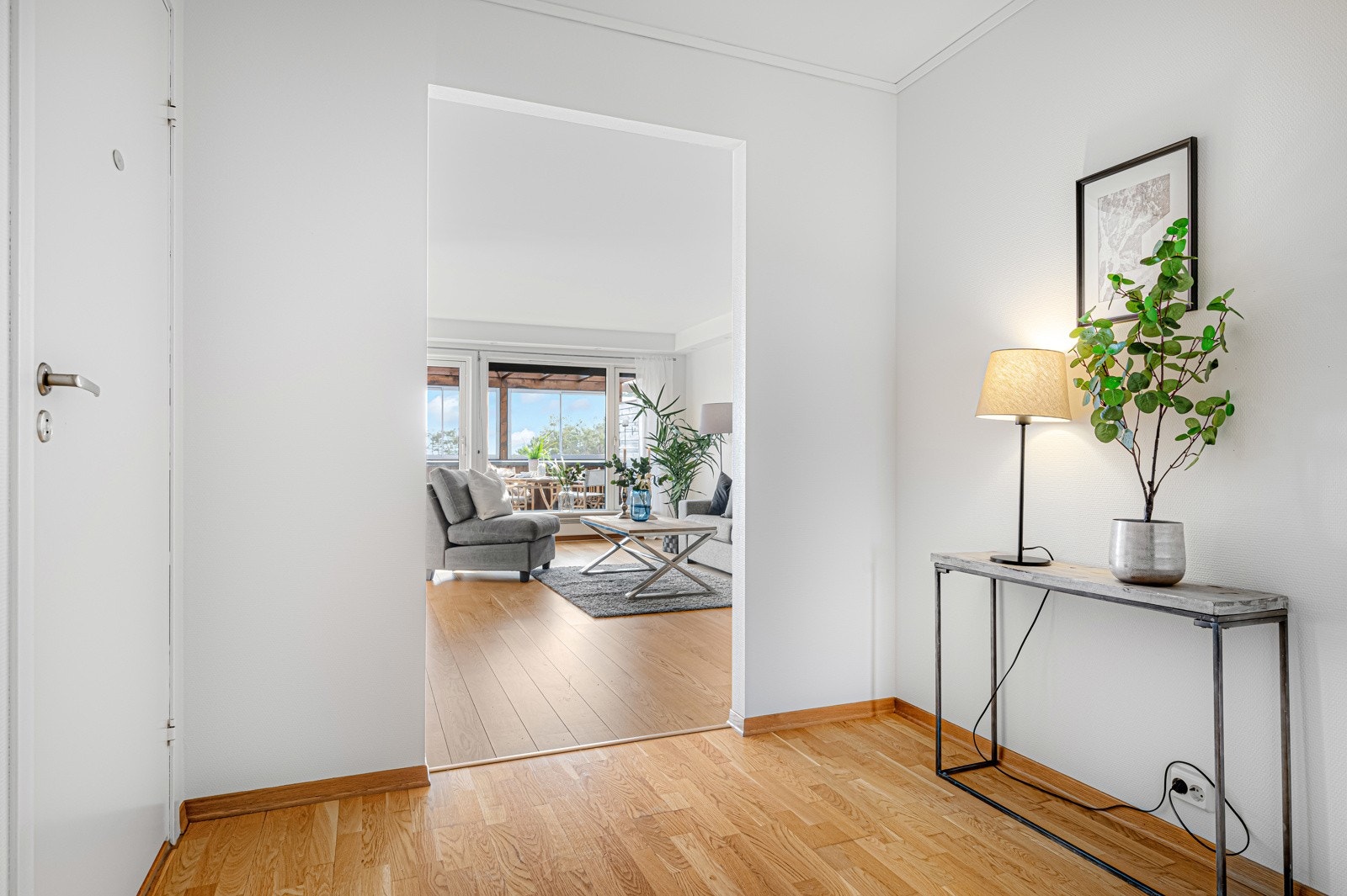 God planløsning med inngang til begge soverom og bad fra gangen Galleribilde