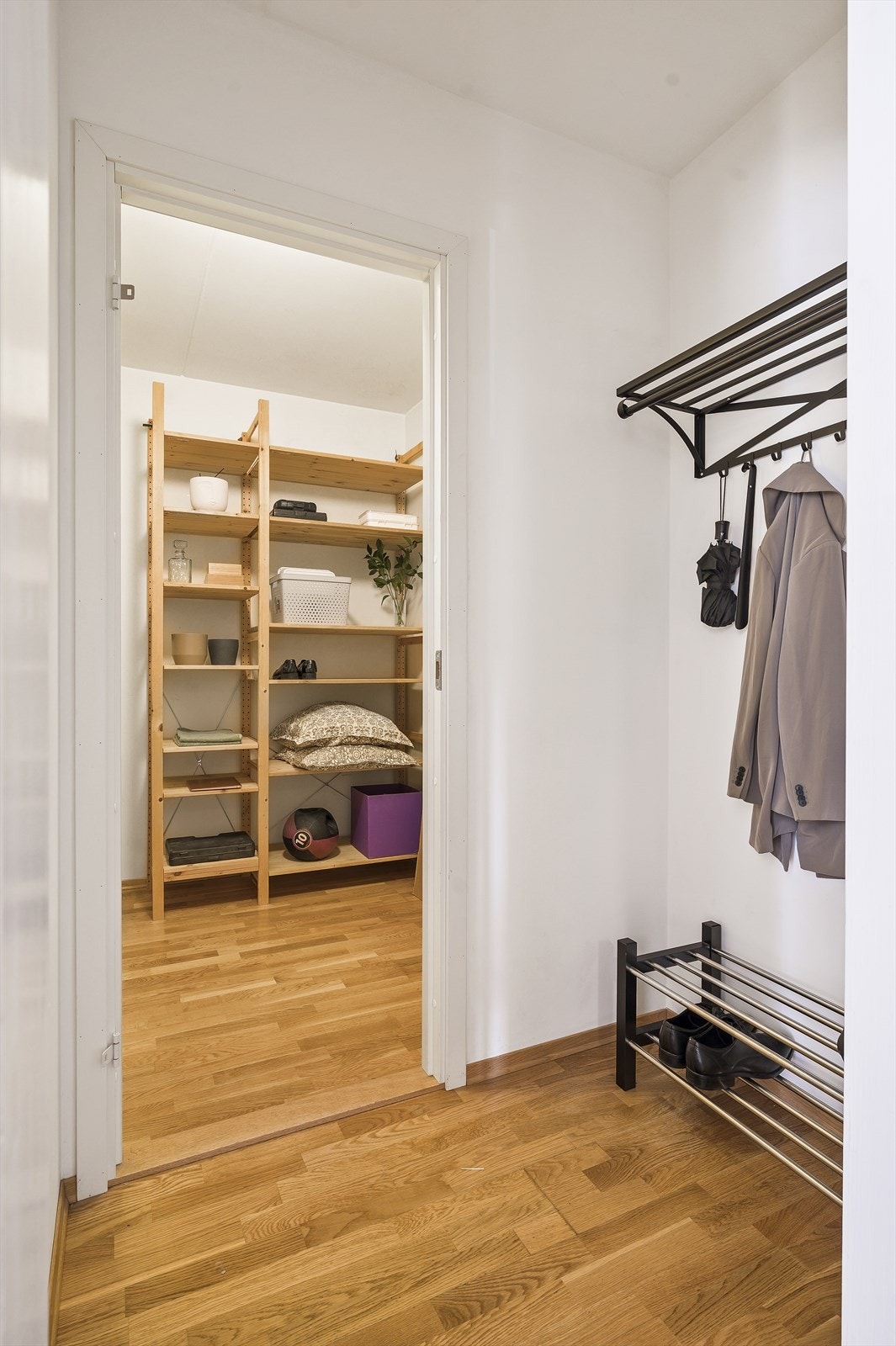 Gangen kan innredes med kommode og lignende, og har adkomst inn til omkledningsrom Galleribilde