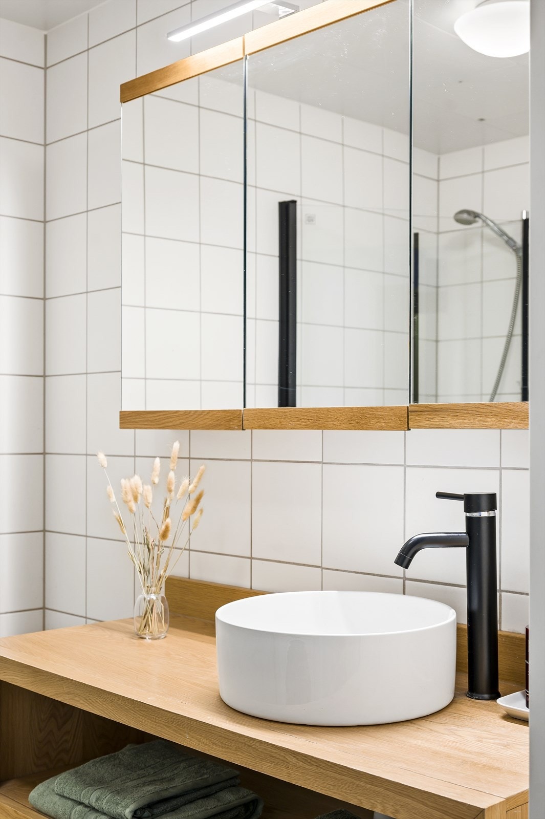 Heldekkende servant på underskap, speil og belysning Galleribilde