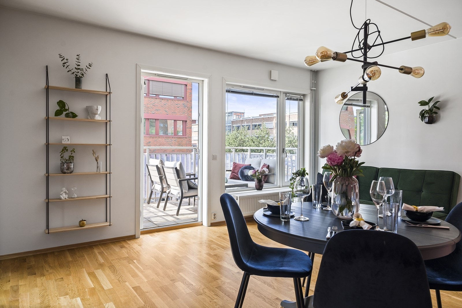 Naturlig sone for spisebord og sofaseksjon med tilhørende møblement Galleribilde