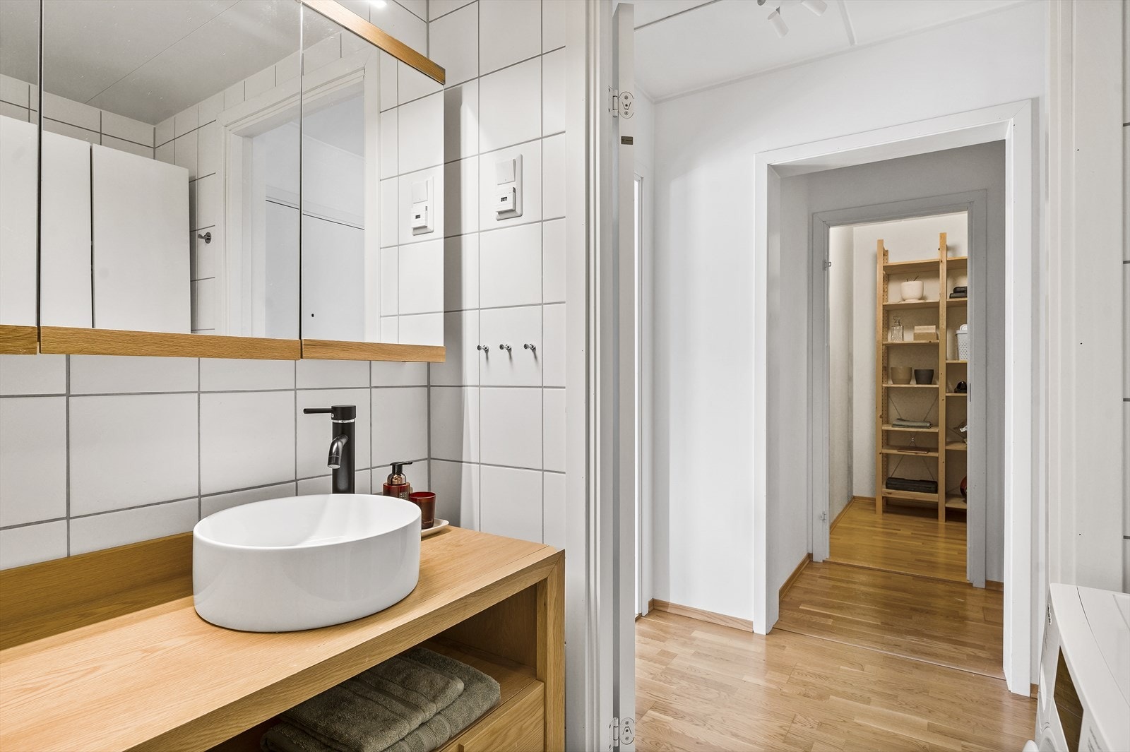 Tilknyttet gangen er et praktisk omkledningsrom/innvendig bod Galleribilde