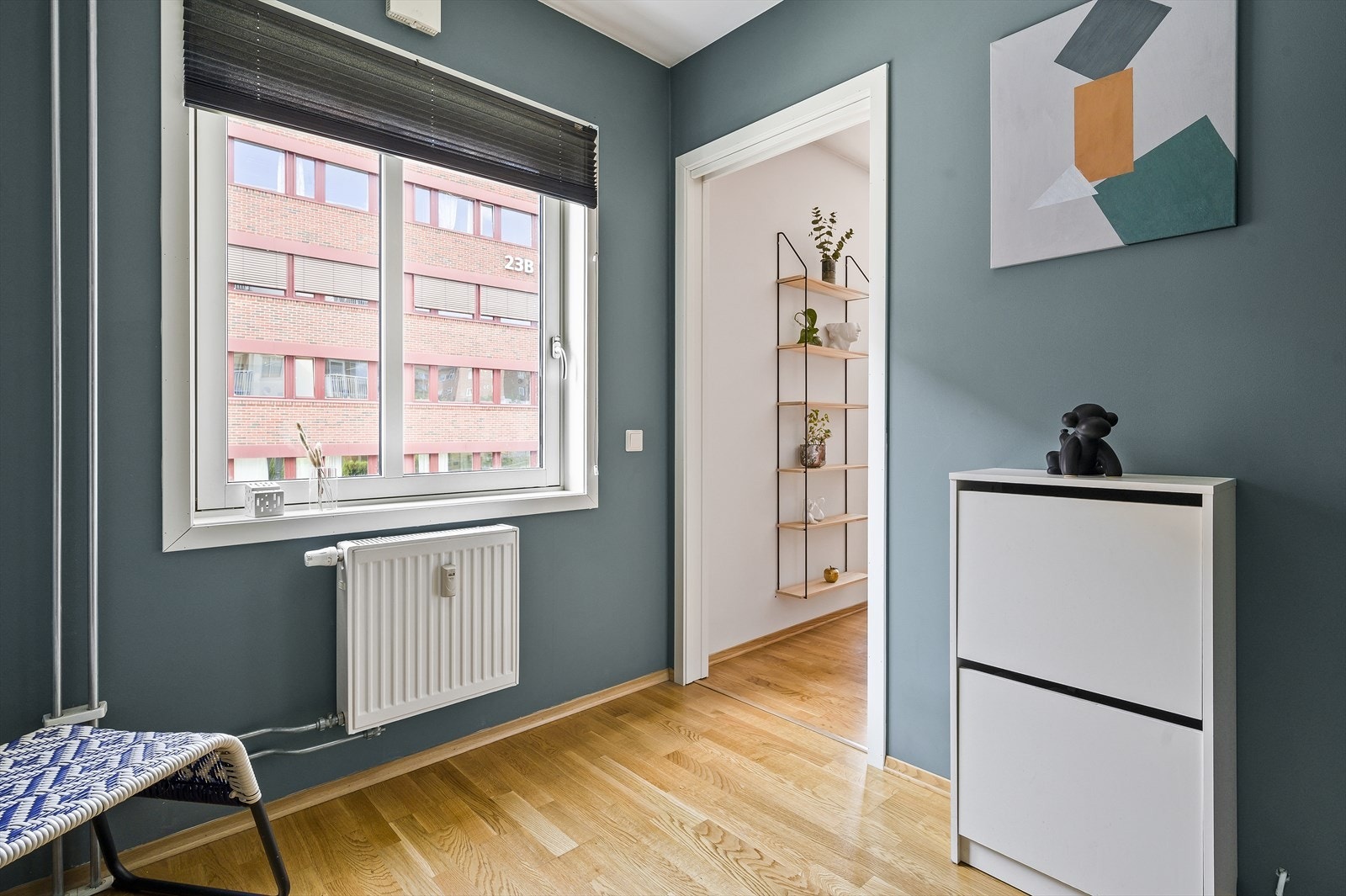 Begge soverommene er malt i en avslappende og mørkere farge og får naturlig sollys inn gjennom store vinduer Galleribilde