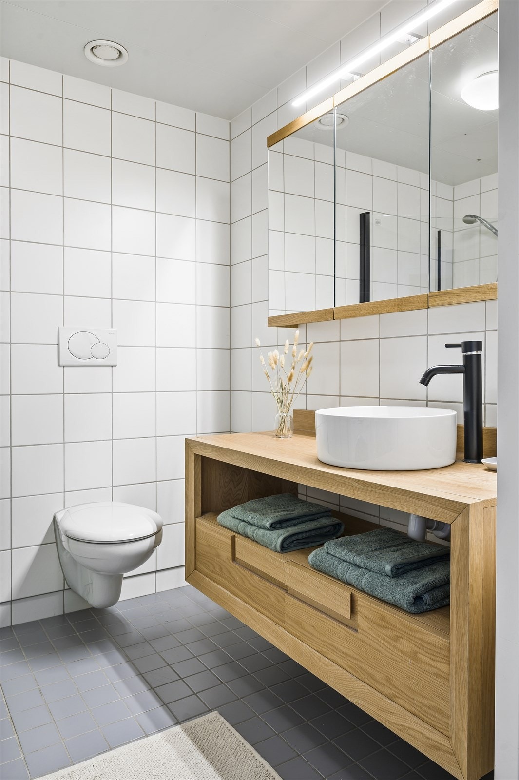 Badets hovedkunstruksjon er fra byggeår, men er senere oppgradert i 2020 med ny og stilren innredning Galleribilde