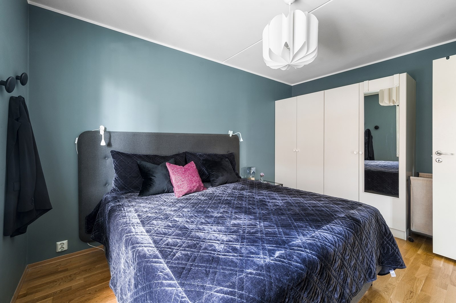 Oppbevaringsplass i garderobeskap på hovedsoverom Galleribilde