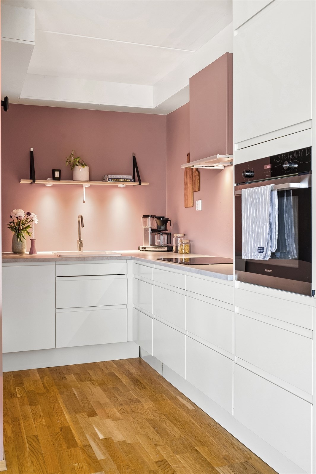 Integrerte hvitevarer som kjøl/frys, oppvaskmaskin, stekeovn, induksjonstopp og mekanisk avtrekk fra ventilator medfølger Galleribilde