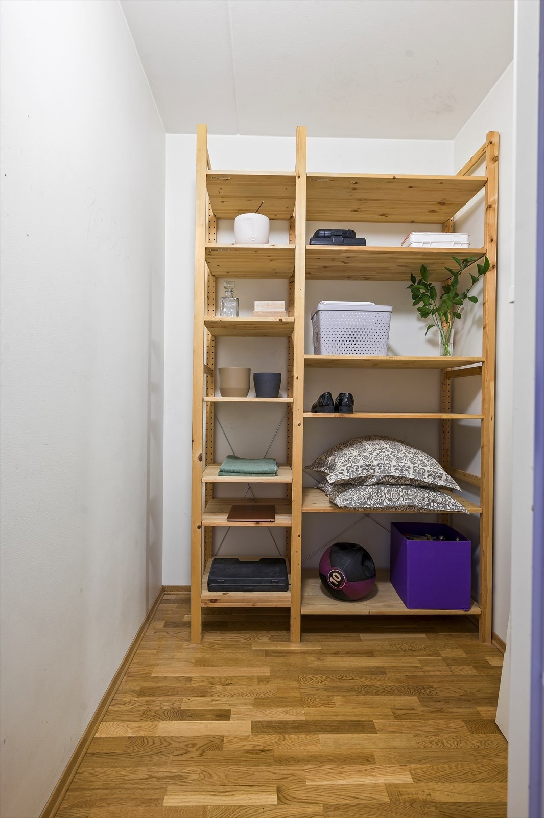 Her er det rom for oppbevaring av sportsutstyr, yttertøy, klær, sko m.m. Galleribilde