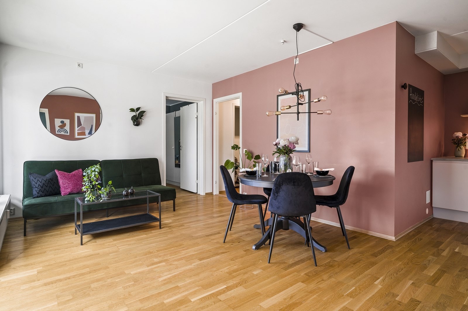 Flere vegger ble malt i delikate kontrastfarger Galleribilde