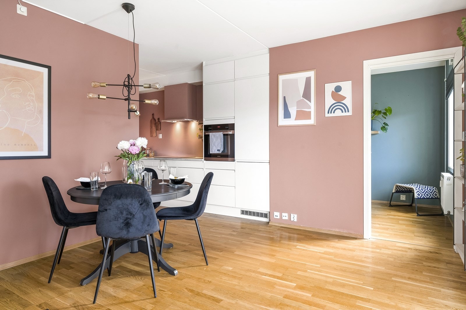 Boligen har blitt oppgradert i 2019 med stilrent kjøkken fra Norema Galleribilde