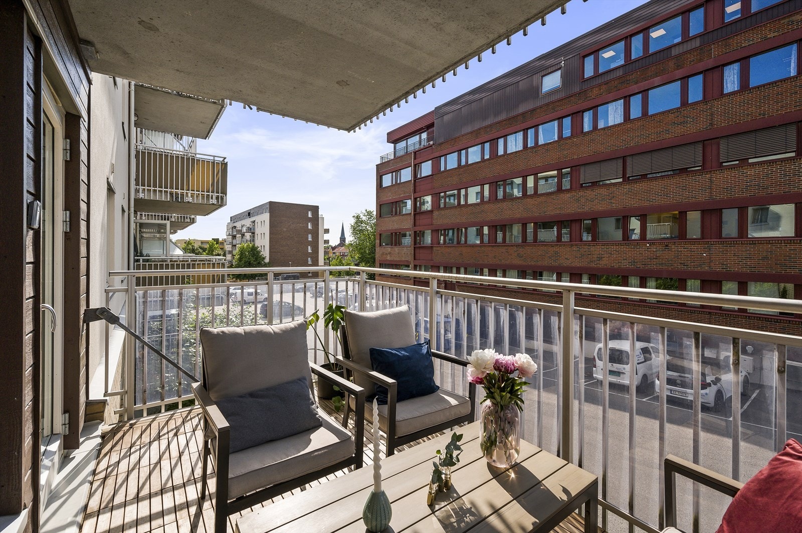 Det er god plass til utemøbler, grill og planter. Det er i henholdt til husordensreglene tillatt med gass- og elektrisk grill Galleribilde