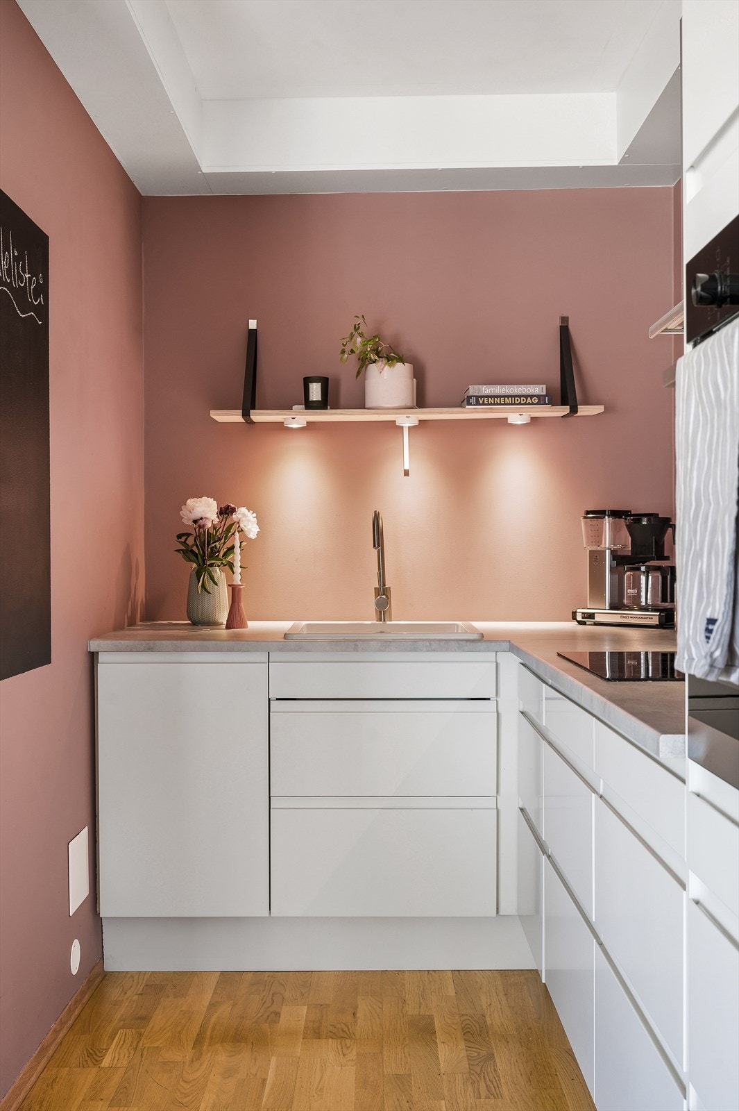 Kjøkkenet ligger naturlig adskilt fra stuen, slik at det føles ut som to fine soner Galleribilde