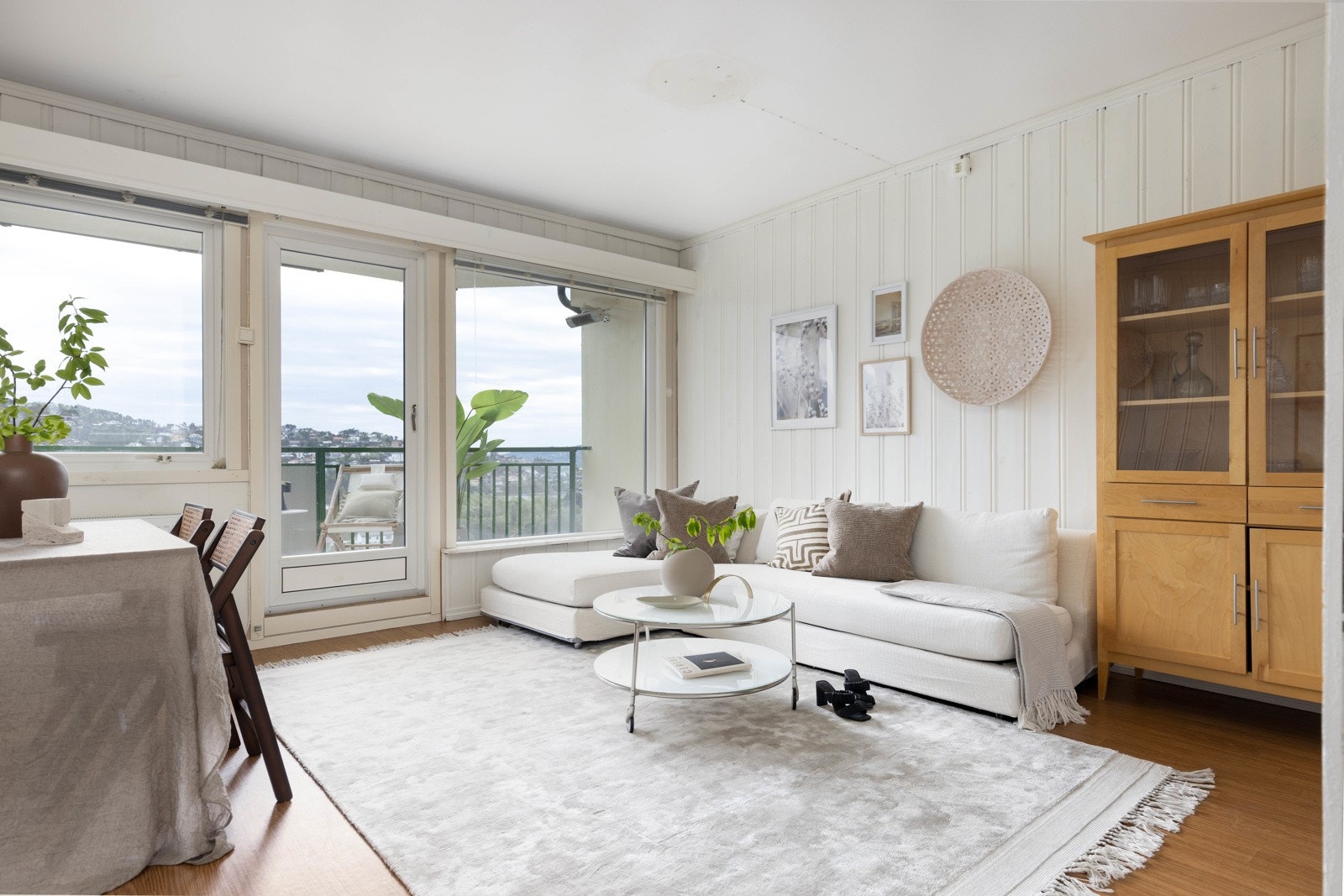 Lys og trivelig stue med god plass til både spisebord og sofagruppe Galleribilde
