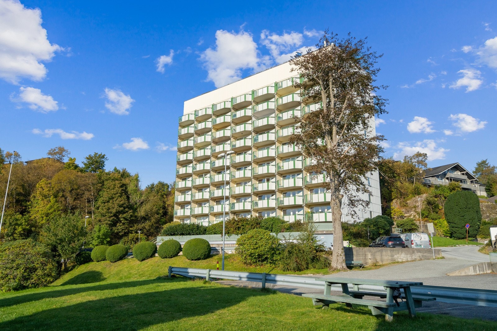 Strålende utsiktsleilighet fra altanen til leiligheten i byggets 6. etasje. Galleribilde