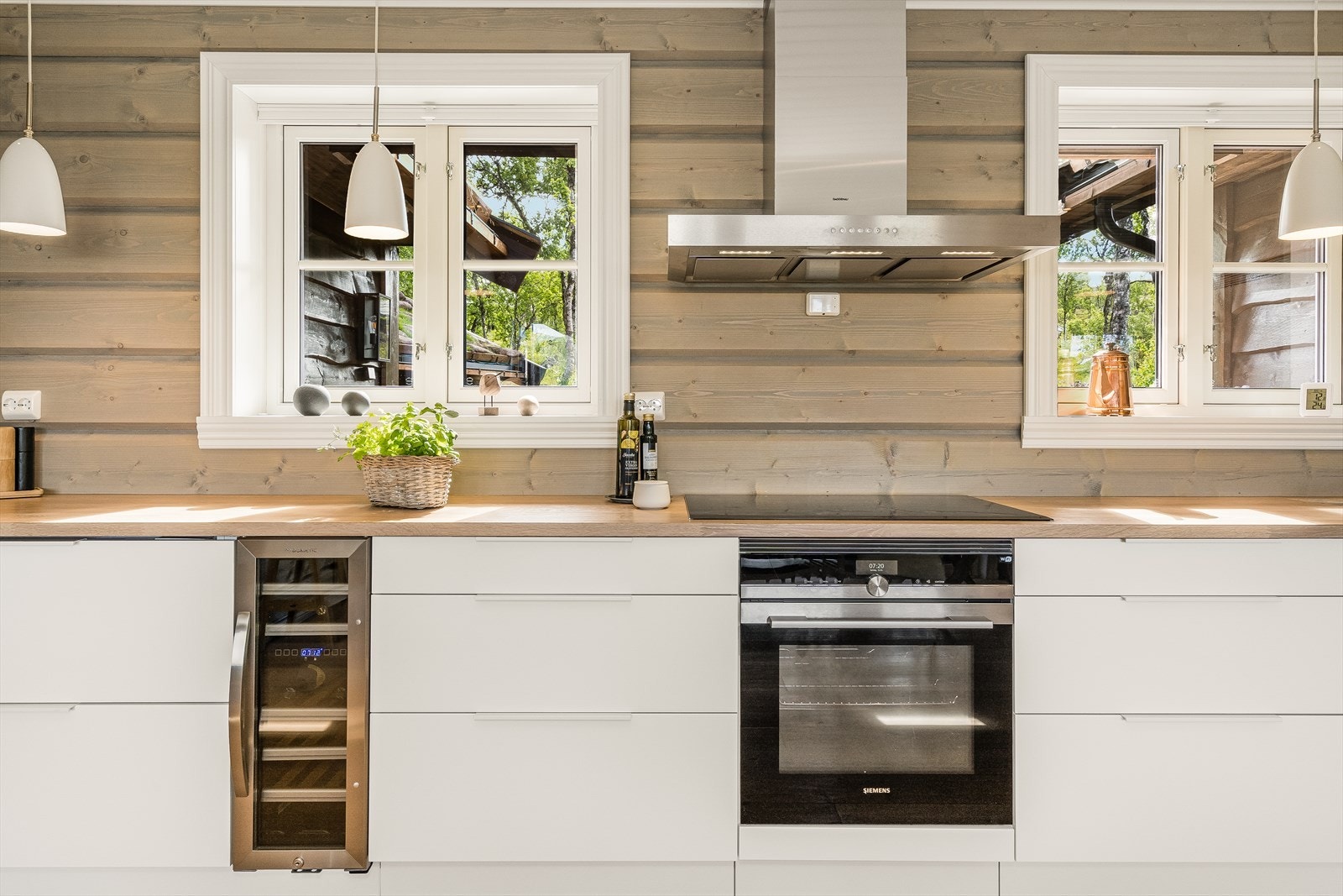 Kjøkkeninnredning med som vurderes som ny. Norema innredning av god kvalitet med blant annet hvite slette fronter. Galleribilde