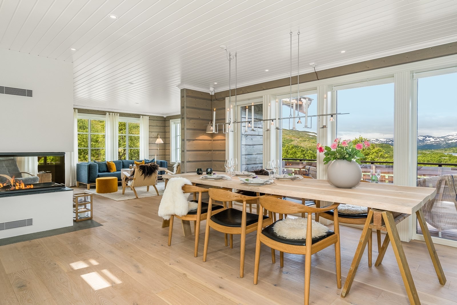 Ved spisestuen kan man dekke på til hele familien. Her kan man sitte å nyte den vakre utsikten. Galleribilde