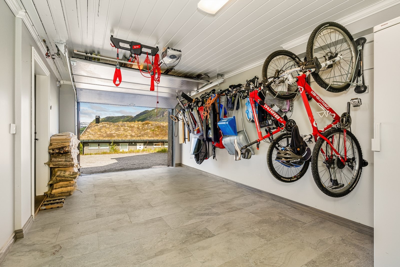 Det er også en romslig garasje med god plass til både bil og sykler. Galleribilde