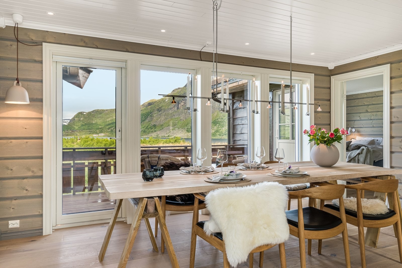 Vinduer og terrassedør fra Nordan. Med solskjerming på alle vinduer. Galleribilde