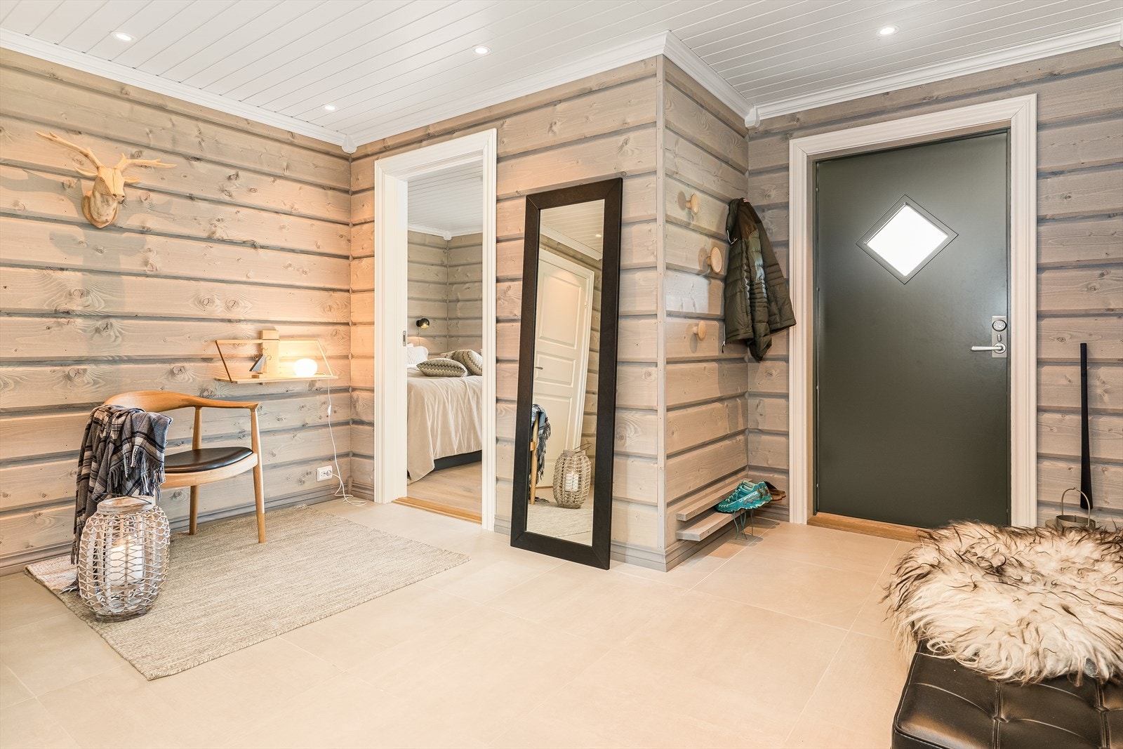 Romslig entré. Galleribilde