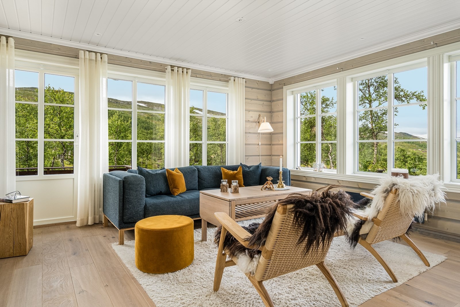 Stuen er naturlig avdelt i ulike seksjoner. Stuen kan fint innredes med sofagruppe, ulike sittegrupper, og annen ønsket innredning. Galleribilde