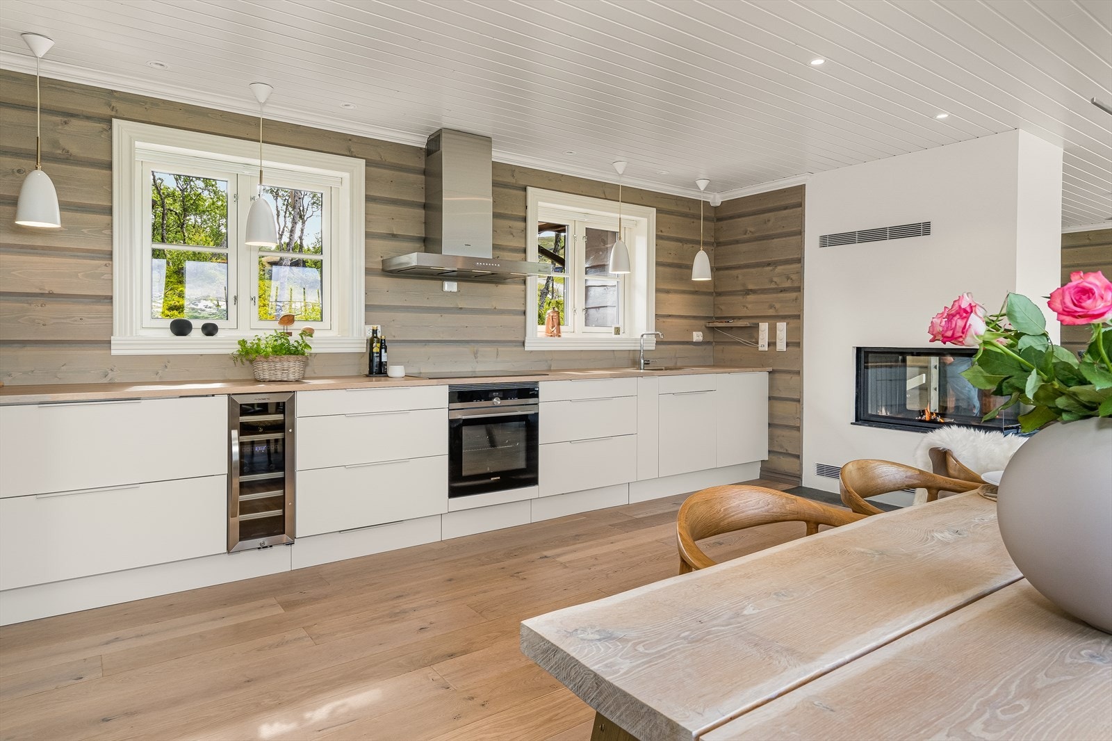 Romslig og stilrent kjøkken med godt med oppbevaringsplass. Galleribilde