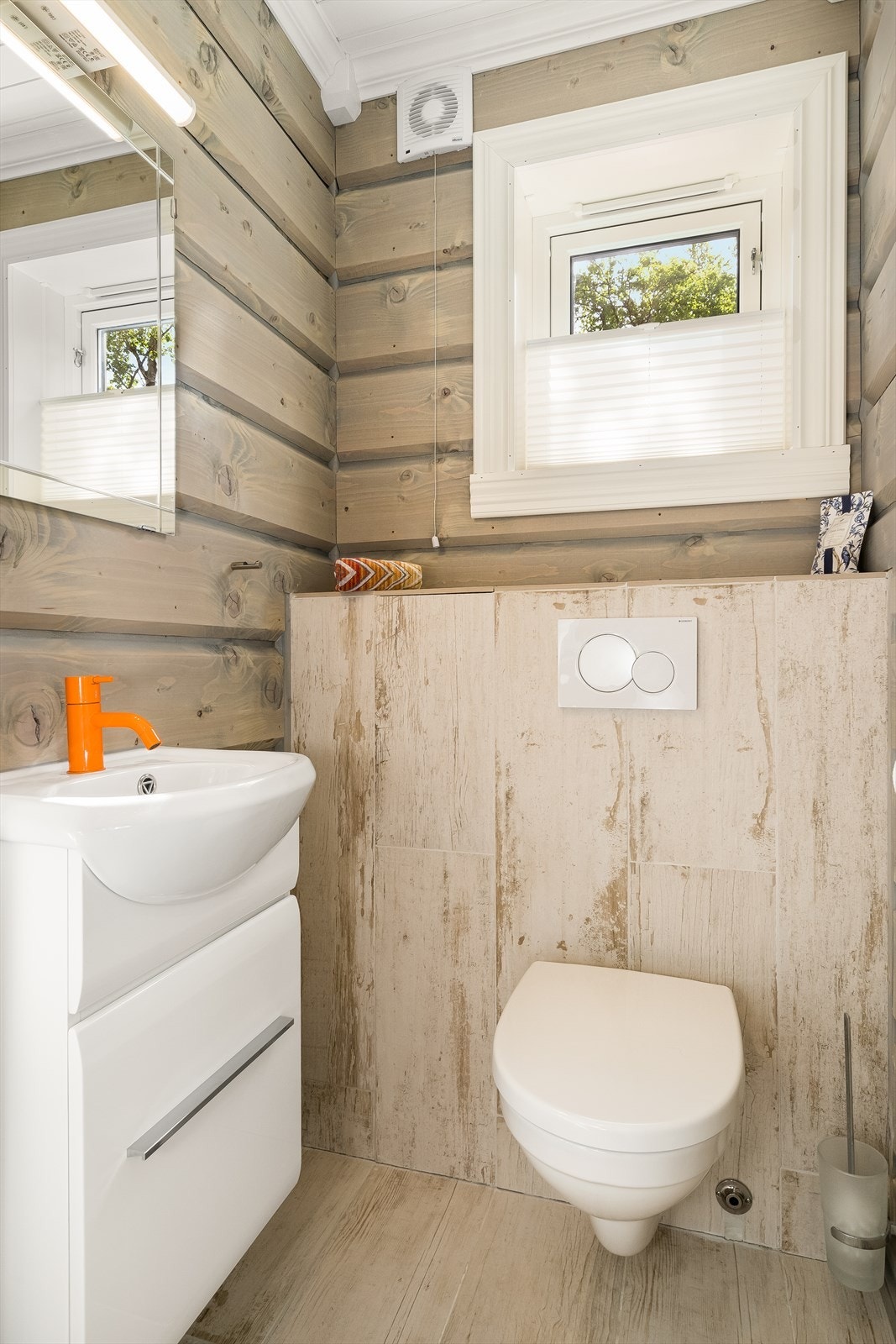 I hovedetasjen finner man også et wc-rom som er innredet med wc og servant. Galleribilde