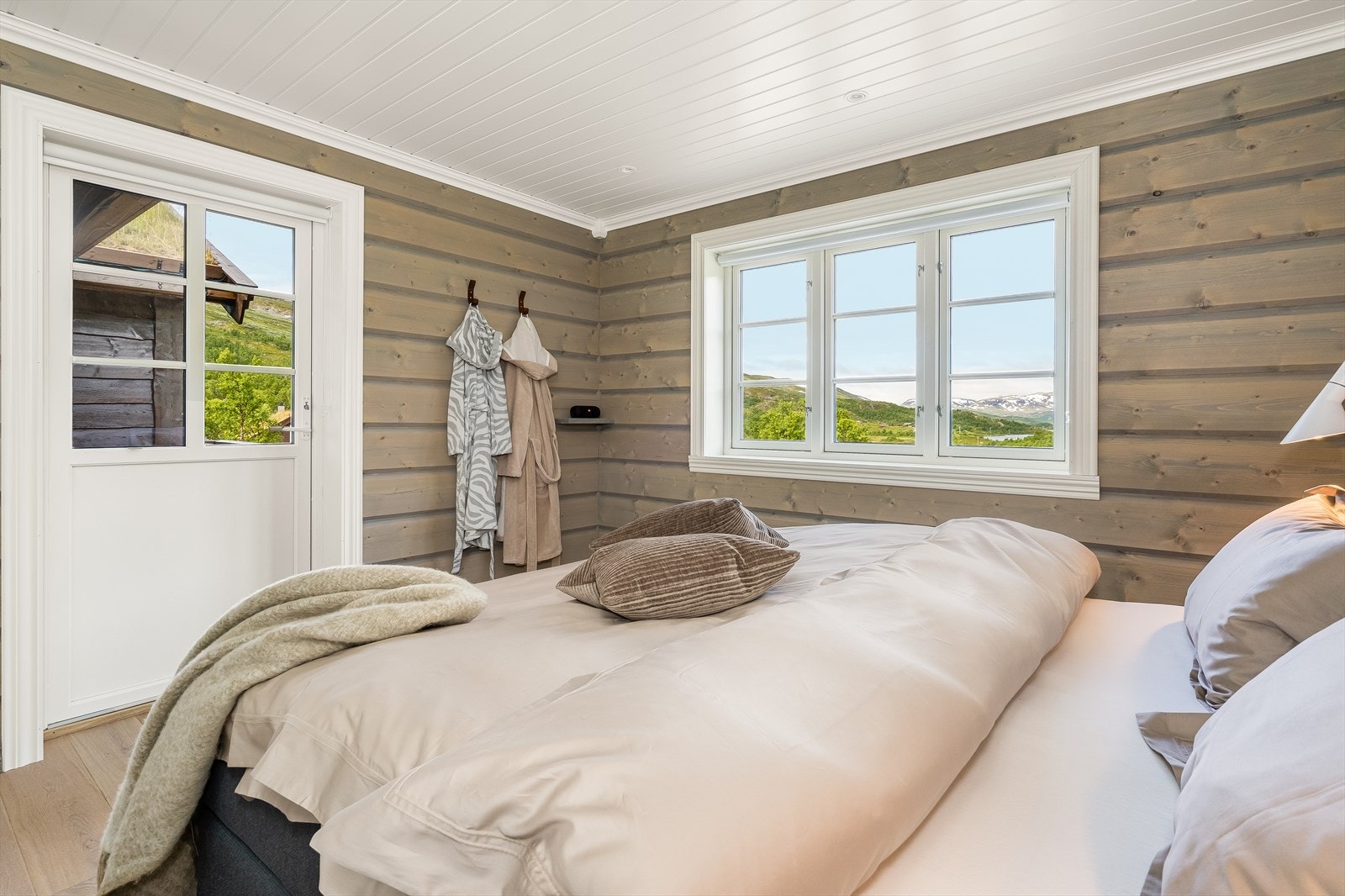 To soverom i hovedetasjen og to i underetasjen. Galleribilde