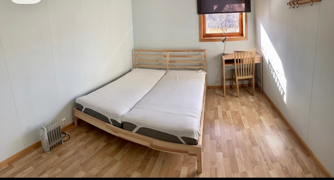 Stort soverom med 160 cm bred seng Galleribilde