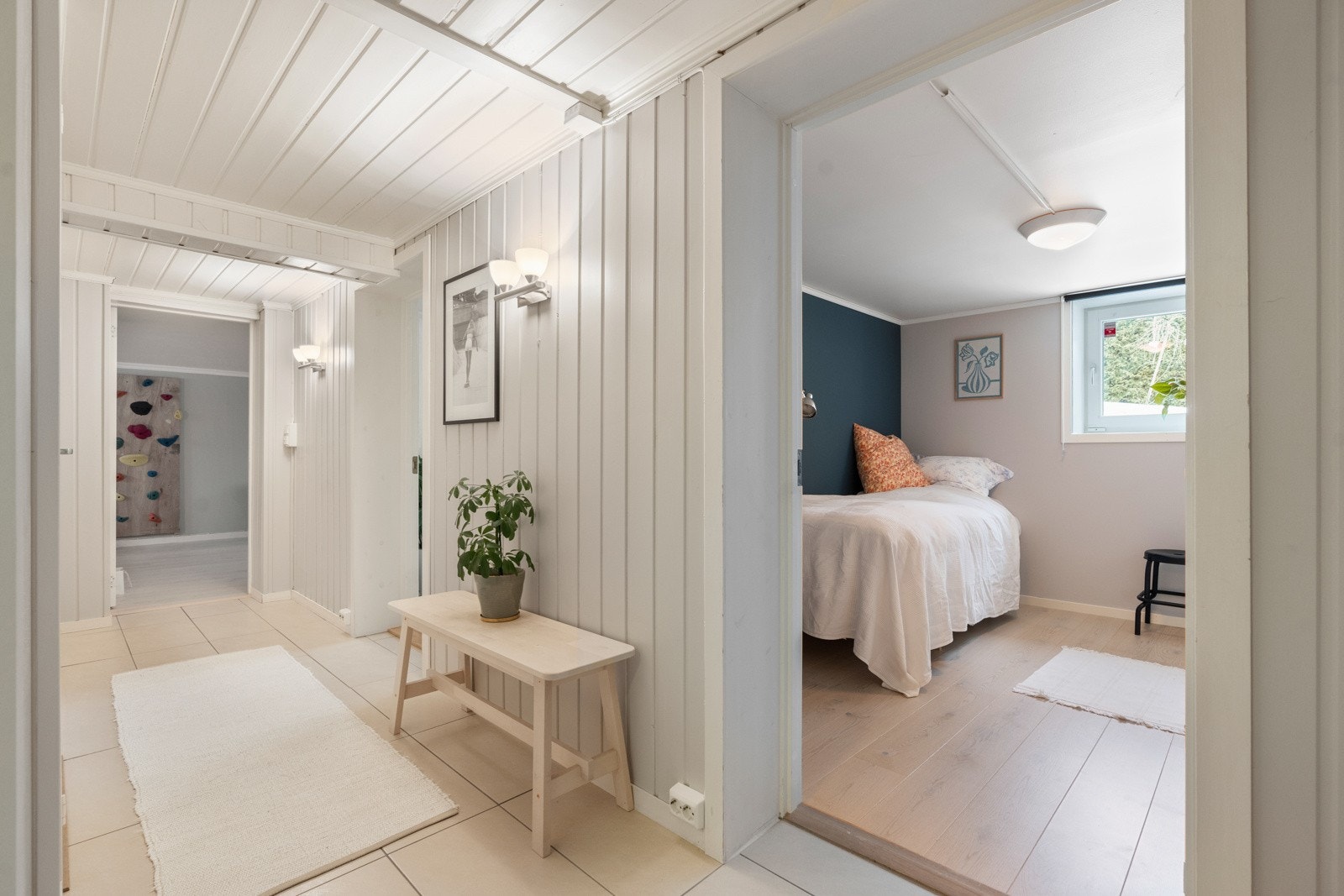 I kjelleretasjen finner du også en gang med walk-in garderobe og to kjellerboder. Galleribilde