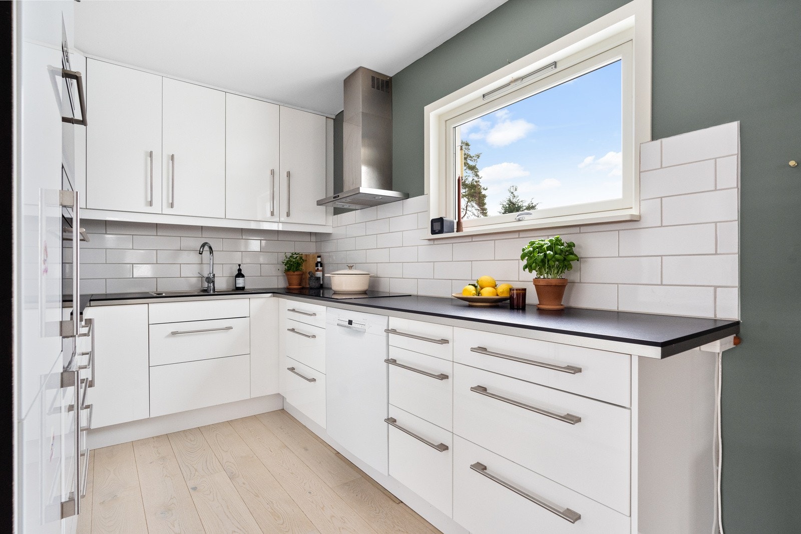 IKEA kjøkkeninnredning fra 2010 med glatte fronter og laminert benkeplate med nedfelt oppvaskkum i rustfritt stål. Galleribilde