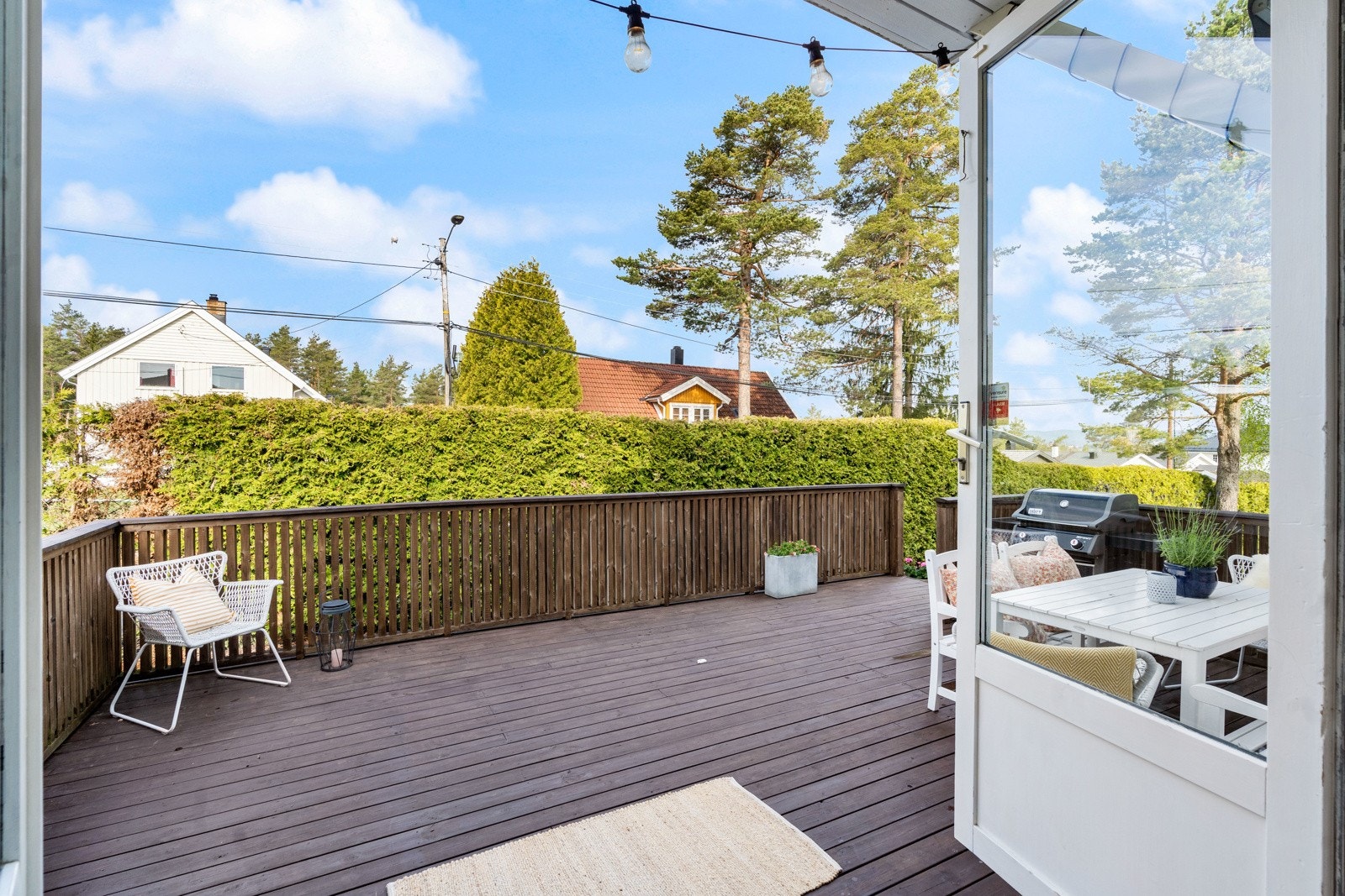 På varme sommerdager blir det naturlig å åpne glassdøren, slik at stuen forlenges med en en herlig terrasse på ca. 31 m²! Galleribilde