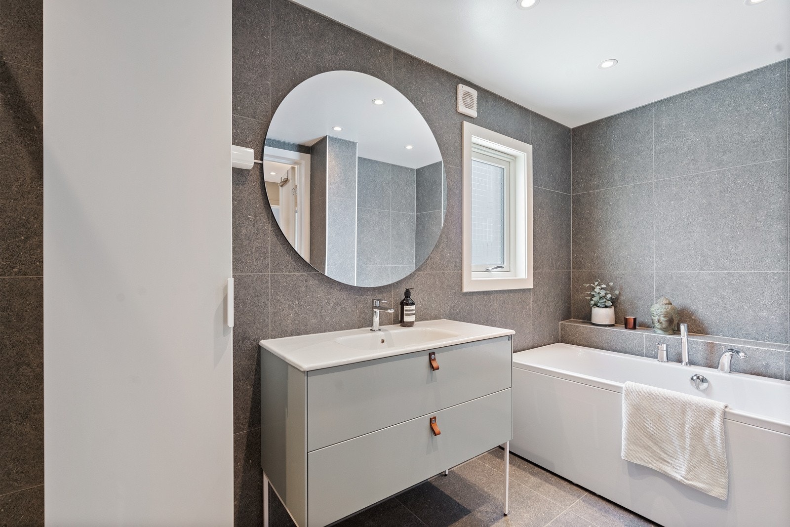 Badet ble pusset opp med nye fliser og smøremembran i 2020. Galleribilde