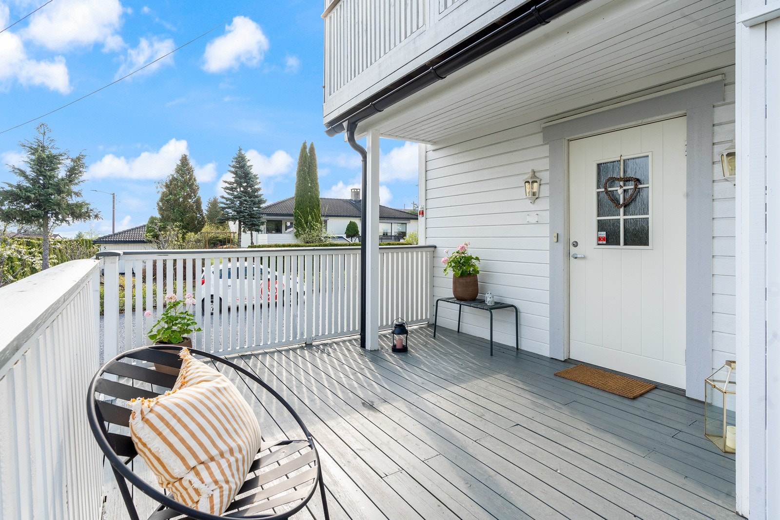 Adkomst til boligen er via et via et hyggelig inngangsparti med terrasseplatting på ca. 16 m². Galleribilde