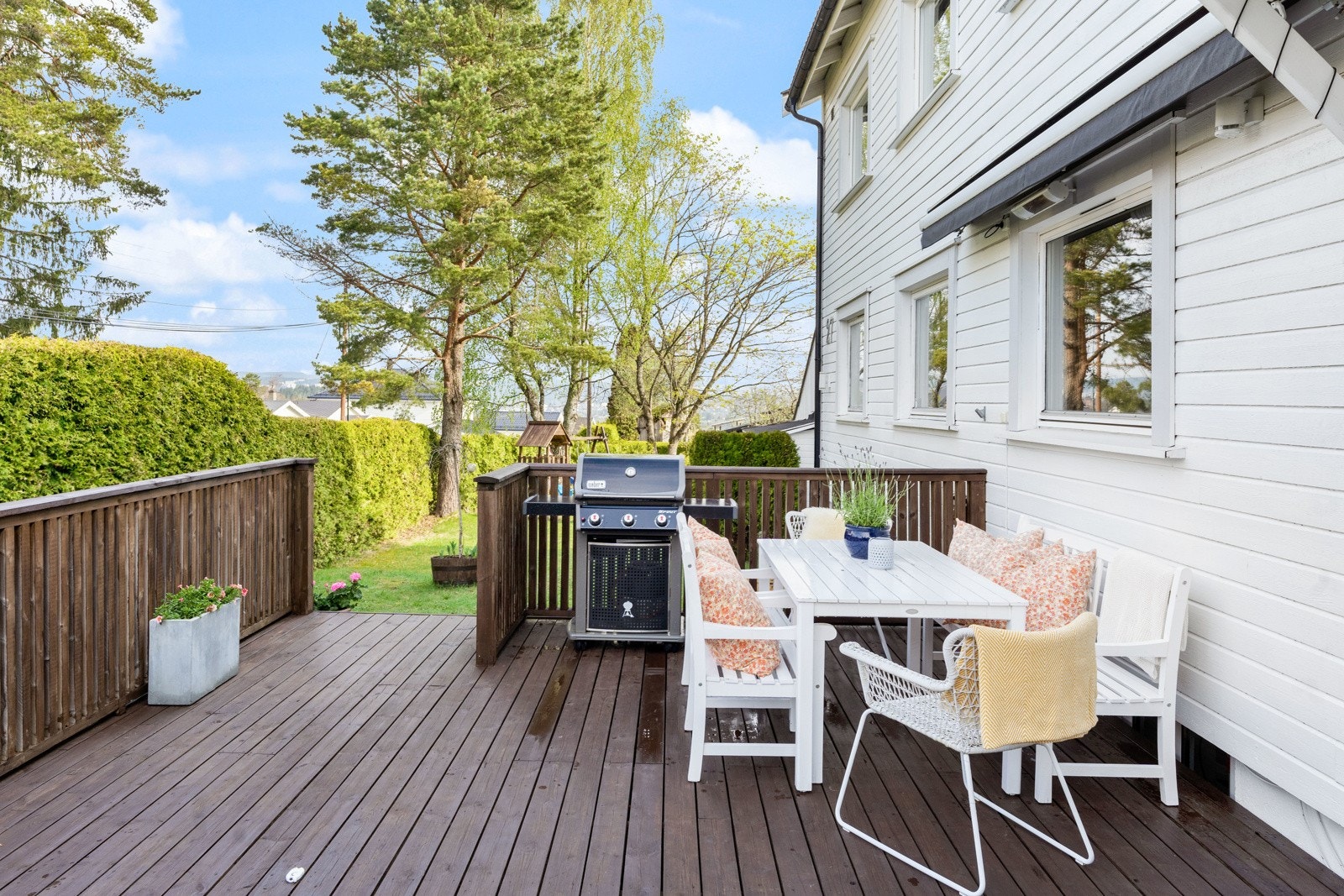 Terrassen egner seg godt til flere formål, med alt fra å bare nyte den varme solen til å arrangere sammenkomster slik som barnebursdager el.l. Galleribilde