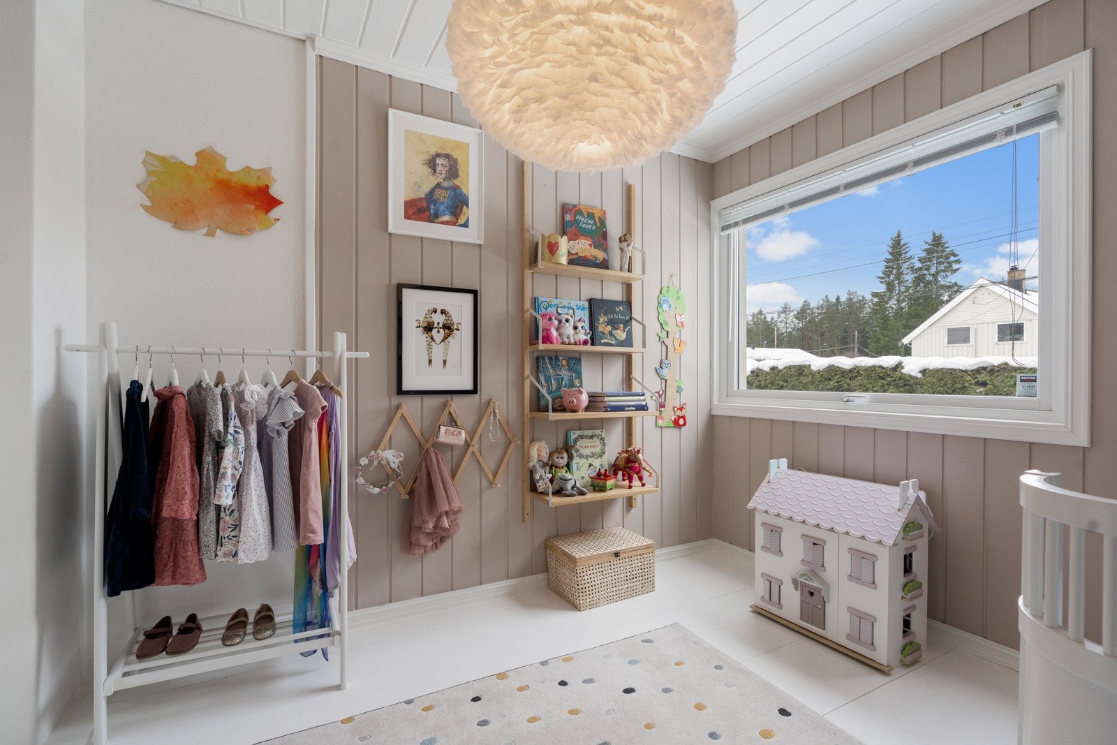Soverommet er malt i et dus farge og gulvet er av heltre. Galleribilde