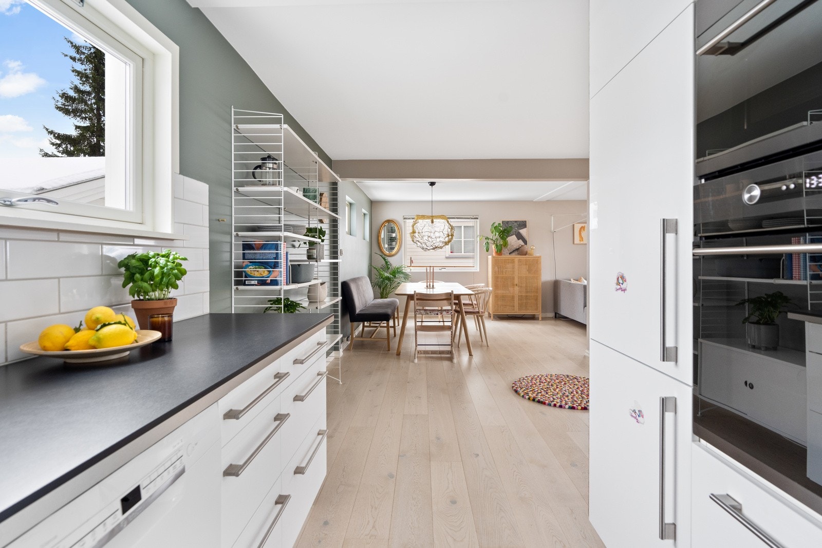 Kjøkkenet ligger i en åpen og sosial løsning med stuen - perfekt for å varte opp gjester! Galleribilde