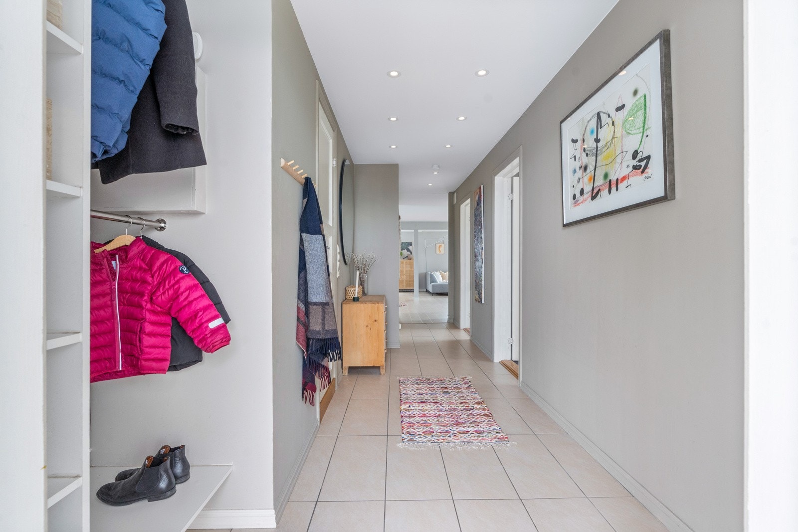 Velkommen inn! En lys og romslig entré som gir et godt førsteinntrykk av boligen. Galleribilde