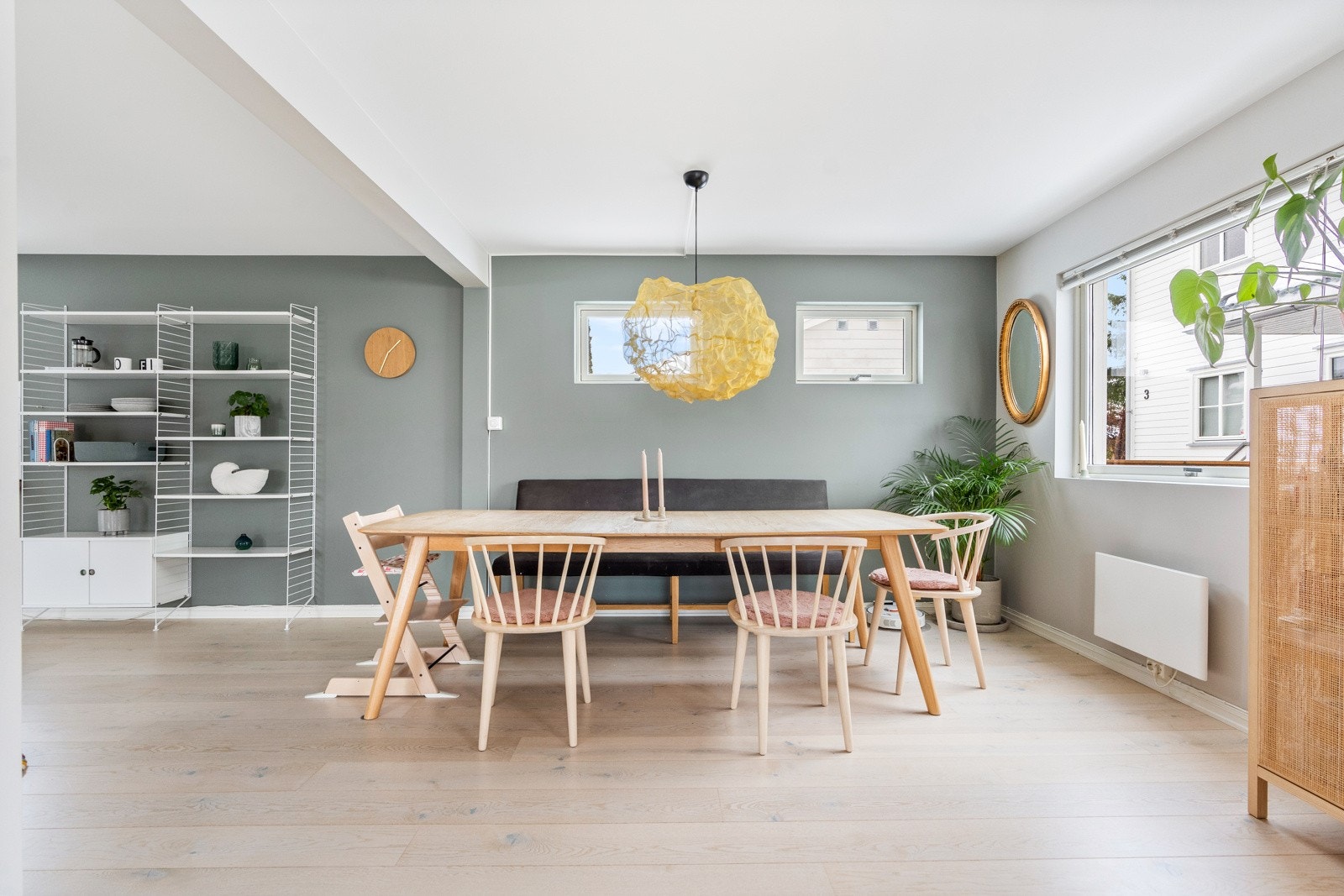 Legg merke til den romslige sonen med egen plass for spisestuemøblement. Spisestuen er ofte et samlingspunkt, her blir det enkelt å invitere flere gjester til middagsselskap. Galleribilde