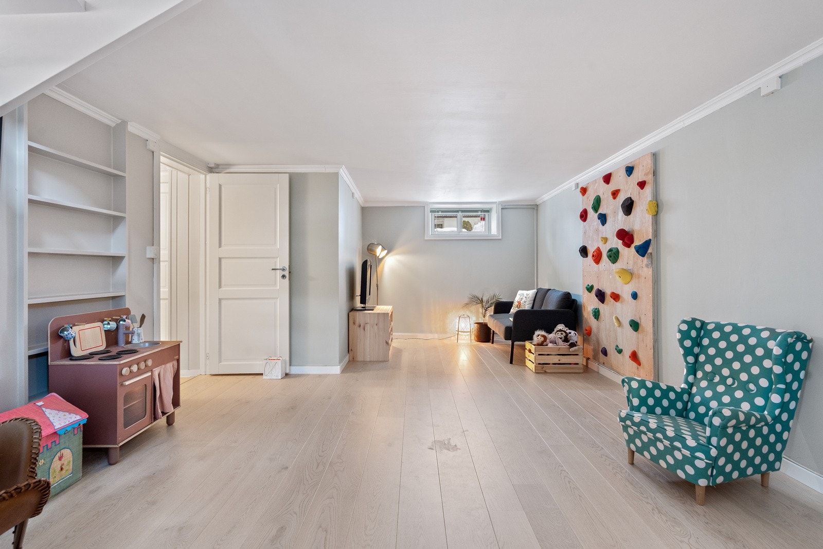 Lys og hyggelig kjellerstue - praktisk når barna har med venner på besøk! Galleribilde