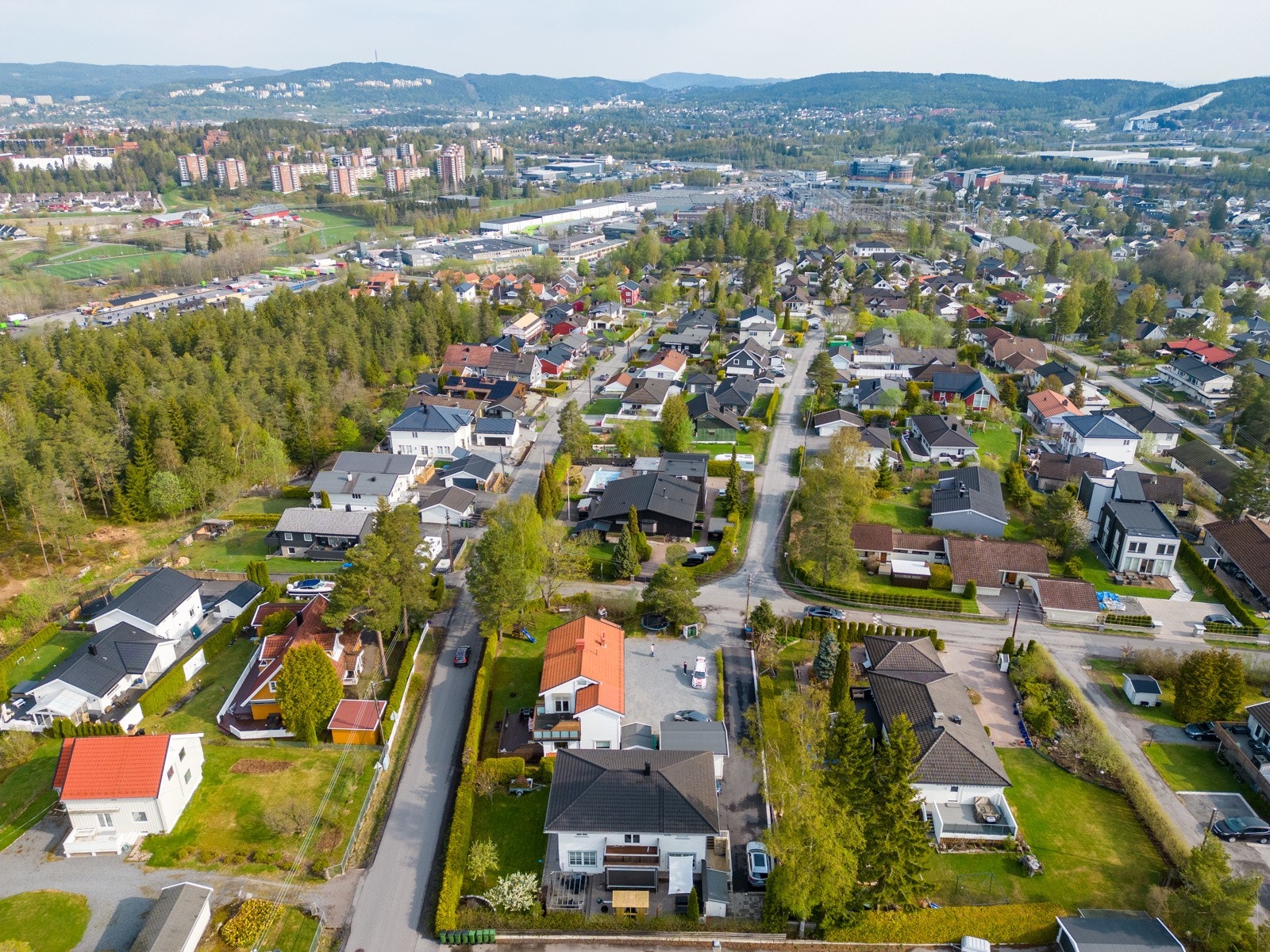 Eiendommen ligger i et rolig og sentralt boligområde, med nærmeste bussholdeplass kun 100 meter fra boligen. Galleribilde