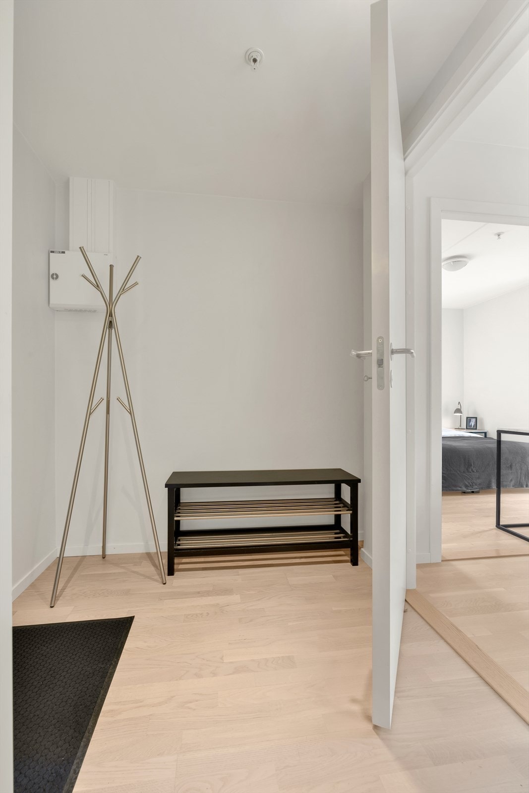 Entre med plass til å henge fra seg jakker og sette fra seg sko Galleribilde