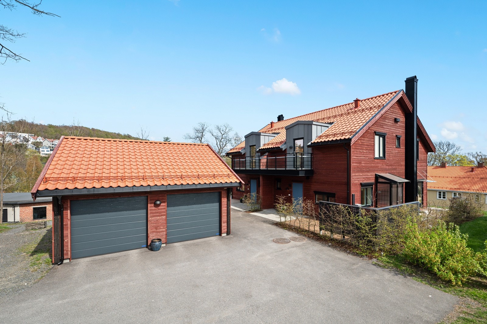 Bilen setter du i garasjen hvor det også finnes en praktisk sportsbod, samt mulighet for lagring på loft. Galleribilde