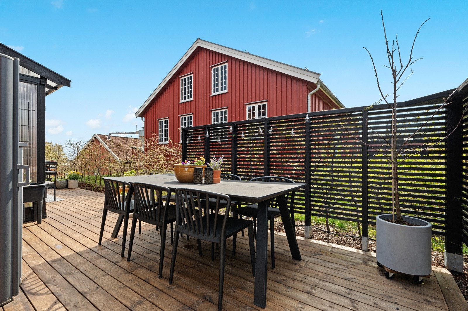Her er det god plass til det du måtte ønske av utemøbler, grill, solseng og parasoll. Galleribilde