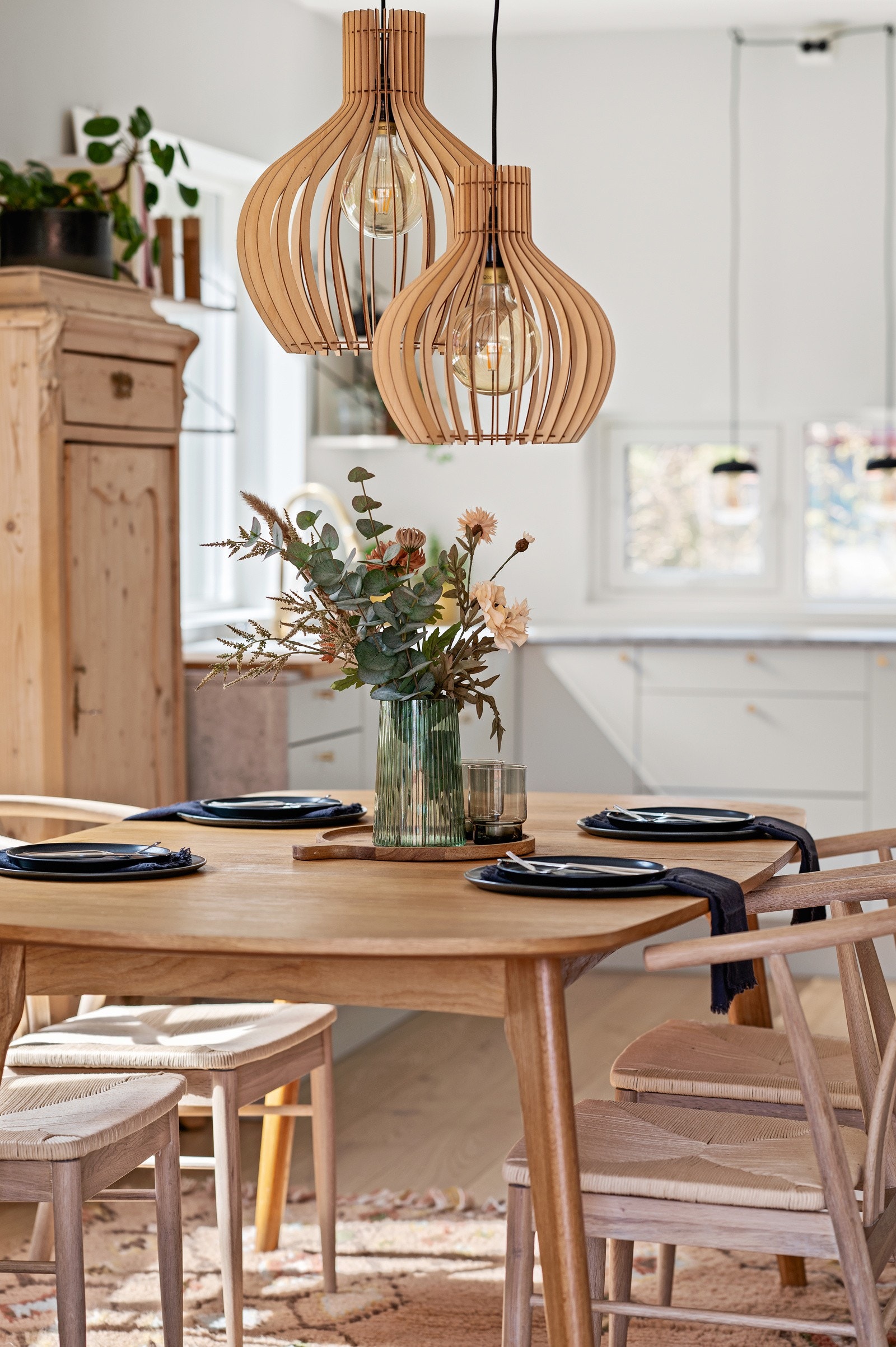 Boligen er smakfullt og helhetlig innredet og har parkett og malte slette flater i behagelige fargetoner. Galleribilde