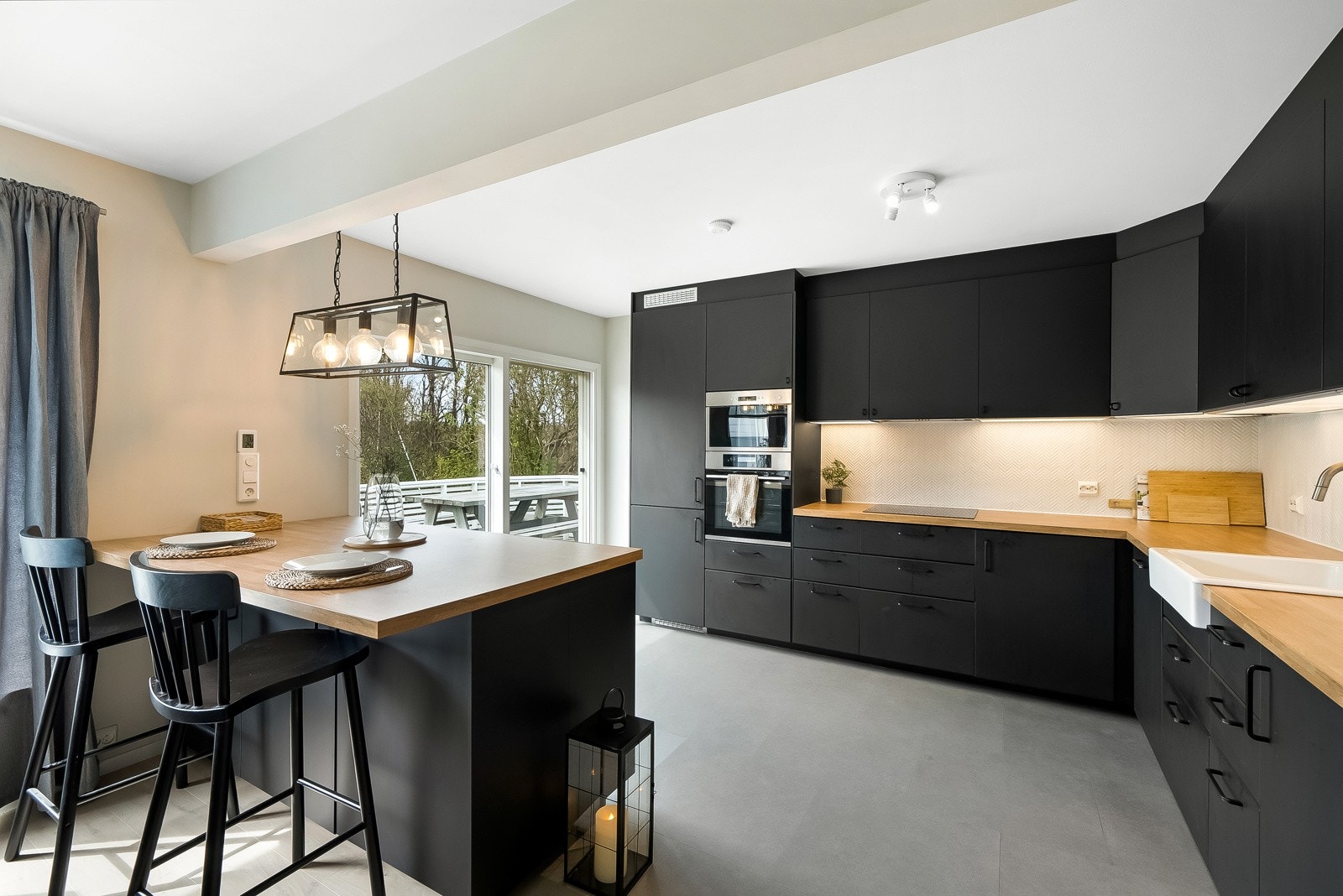 Kjøkkenet har en god oppbygning, noe som gir rom for en god arbeidsplass. Galleribilde