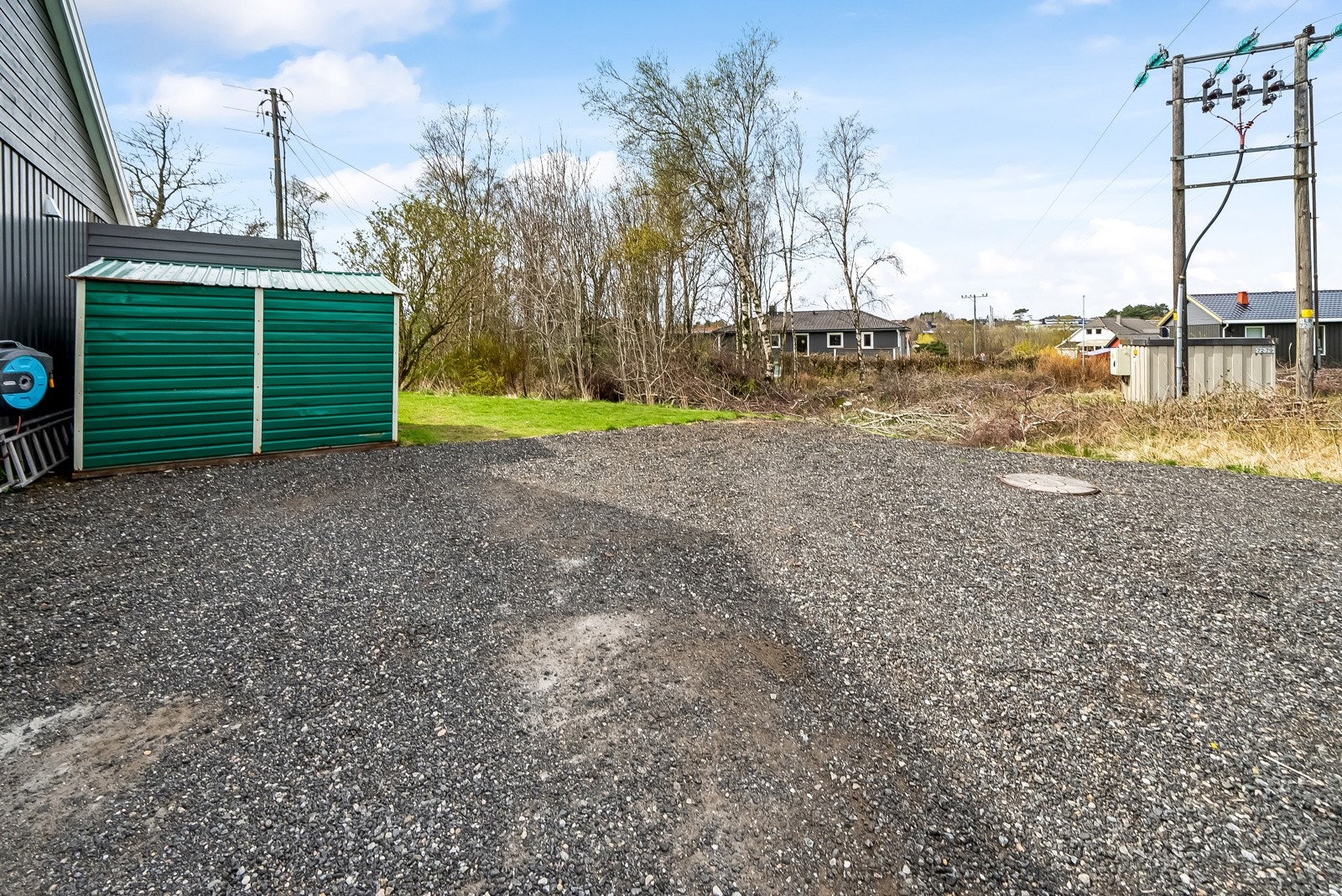 Gruslagt område rett ved eiendommen. Galleribilde