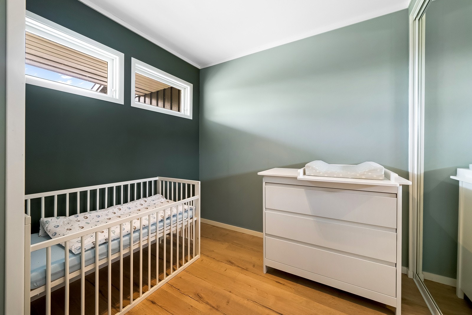 Bod/garderobe innredet med seng. Rommet er ikke godkjent som soverom. Galleribilde