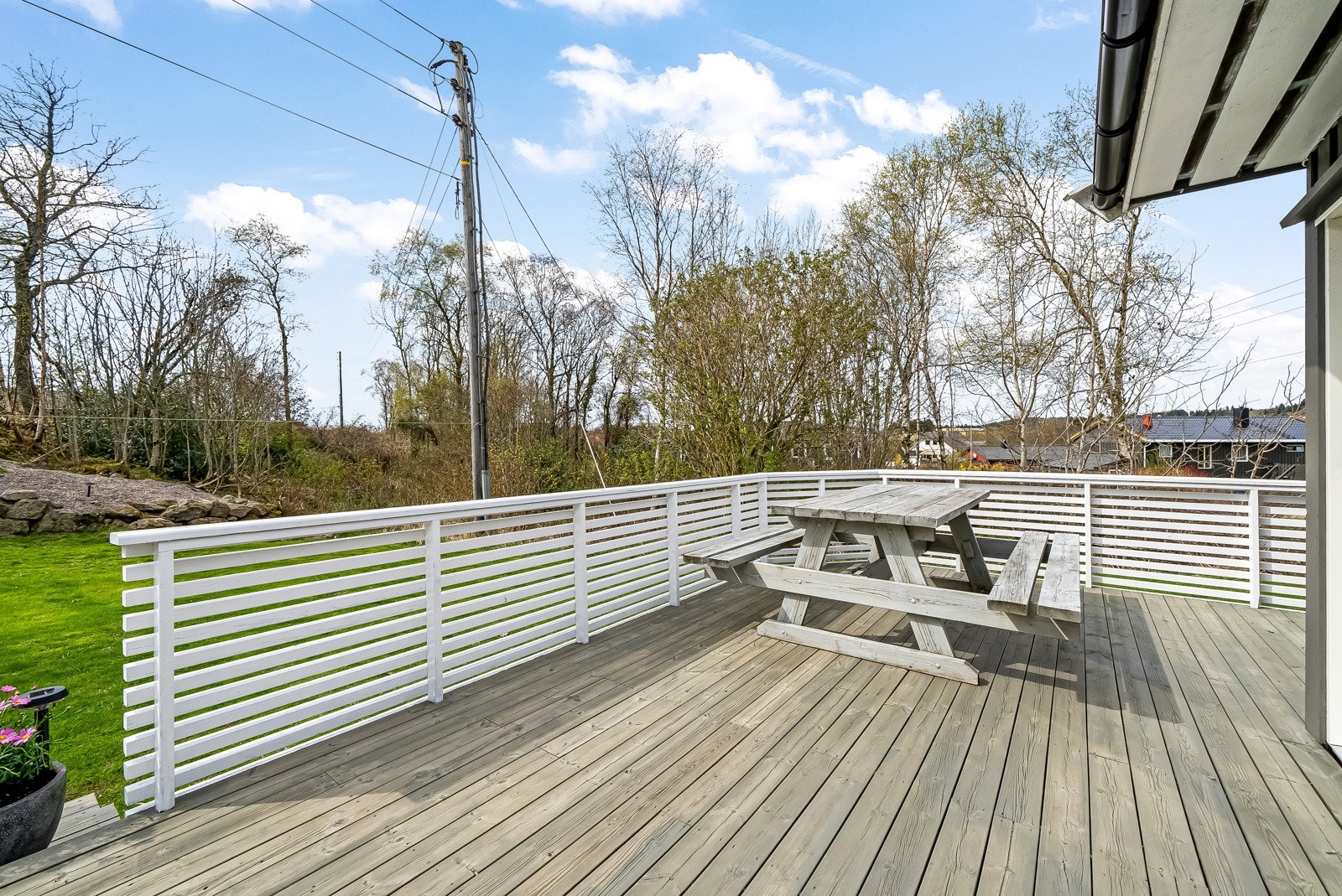 På terrassen kan man nyte sola på fra formiddag til kveld. Galleribilde