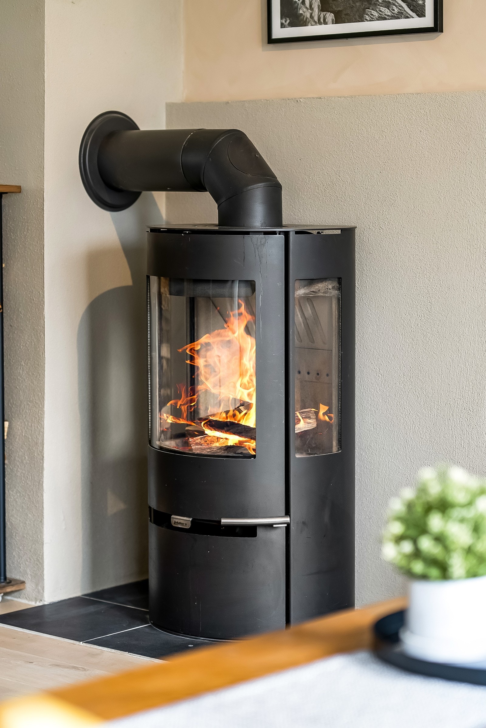 Varmen og stemninga kan nytes på kalde dager fra en moderne vedovn. Galleribilde