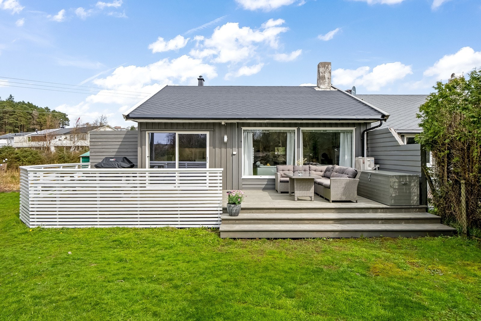 Eiendomsmegler MNEF Anita Cecilie Gabrielsen ønsker velkommen til Vatne terrasse 23. Galleribilde