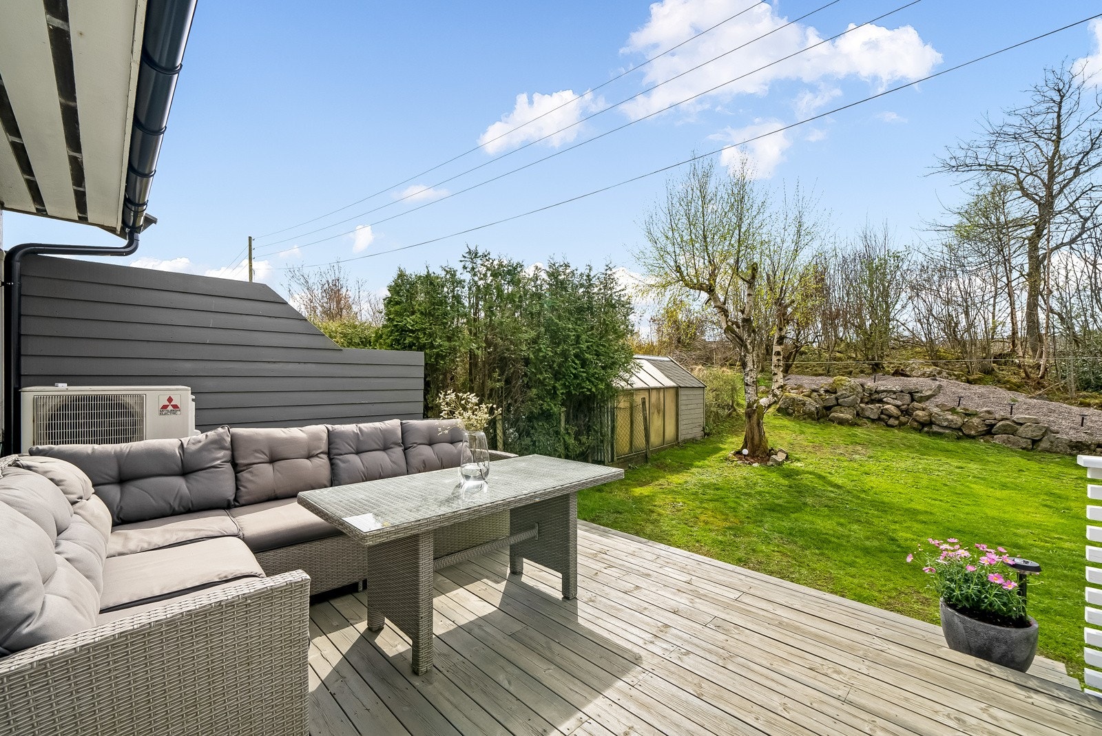 Usjenert bakhage med boltreplass. Galleribilde